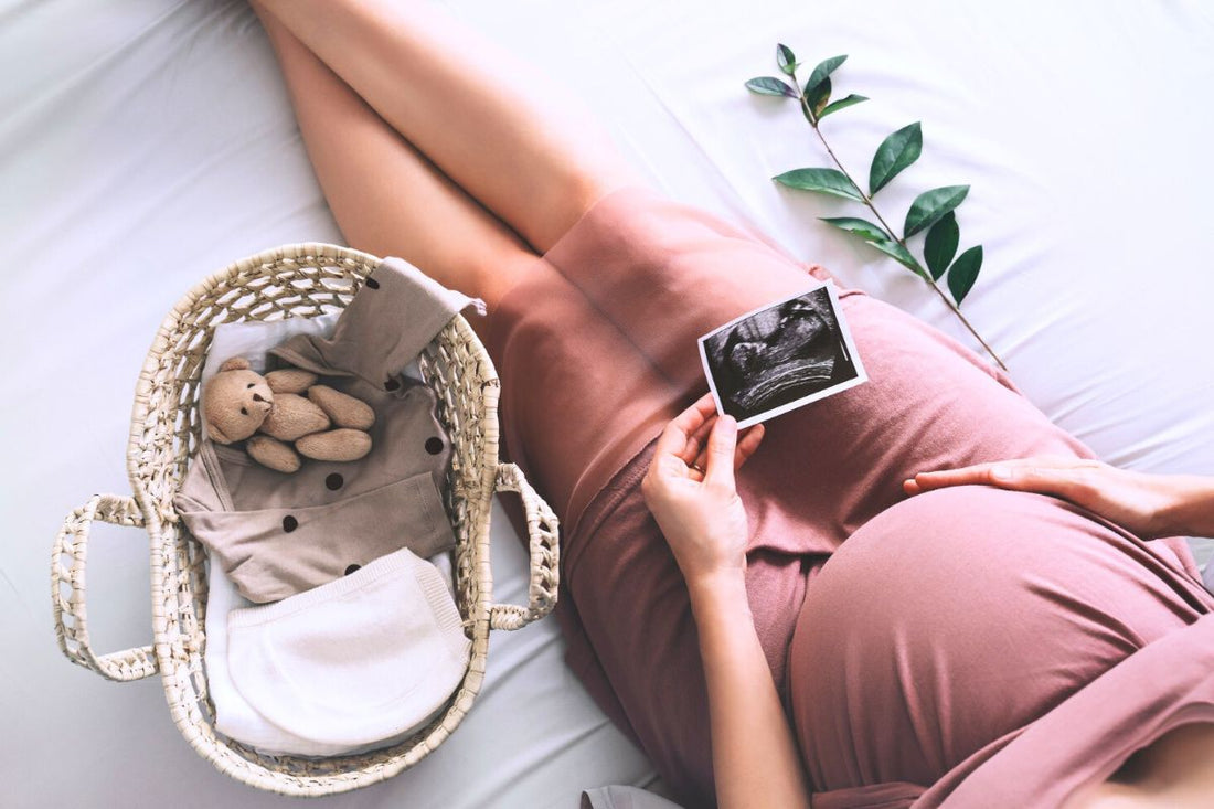 Femme enceinte avec une box de grossesse